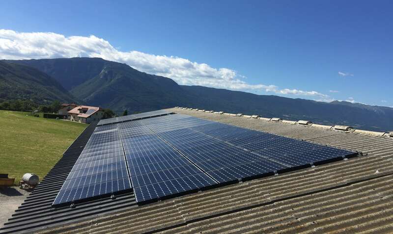 Des panneaux solaires photovoltaïques installés sur le toit d'une exploitation agricole