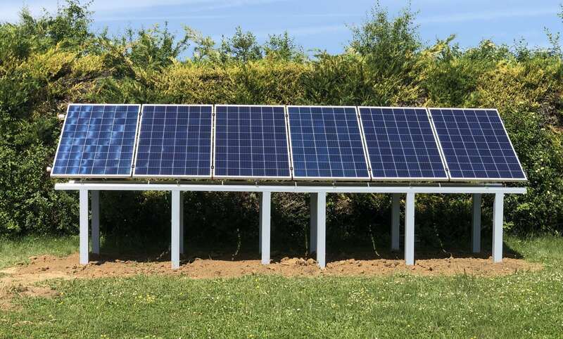 Des panneaux solaires photovoltaïques instalés sur le sol
