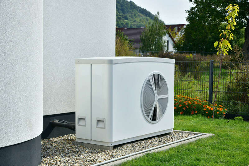 Pompe à chaleur installée à l'arrière d'une maison