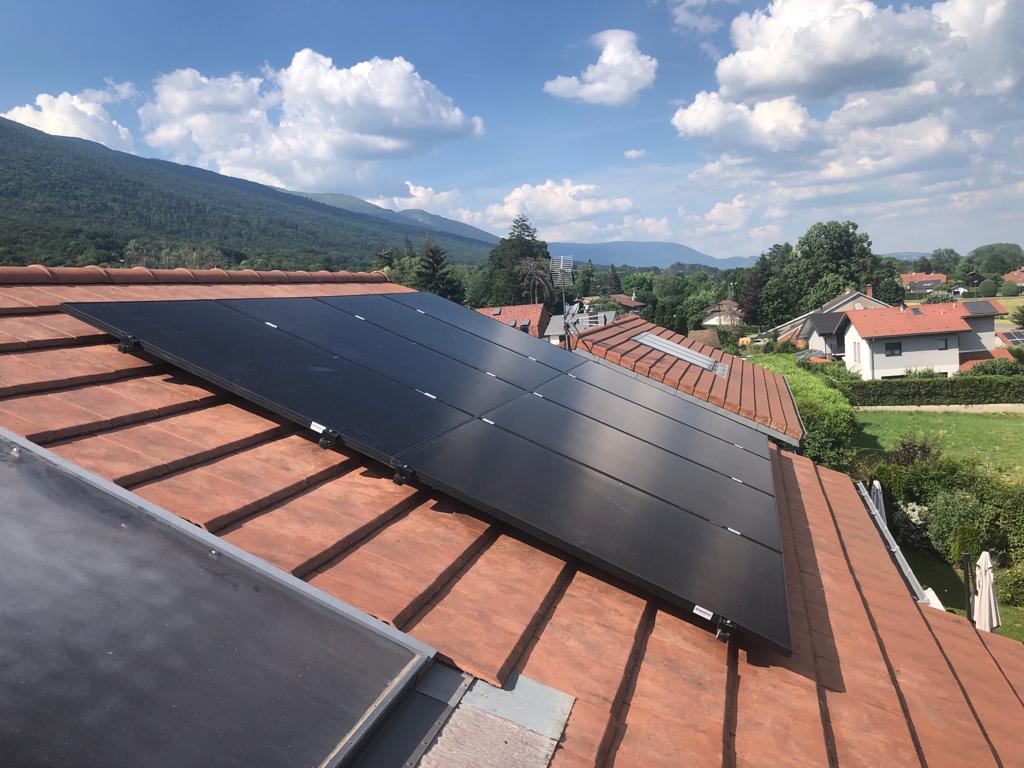 Installation photovoltaïque — Toiture tuiles, village de montagne, réalisation Protec Energy en Rhône-Alpes
