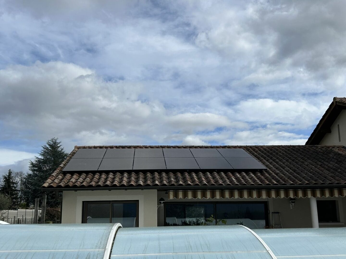 Installation photovoltaïque — Maison, toiture tuiles et piscine, réalisation Protec Energy en Rhône-Alpes