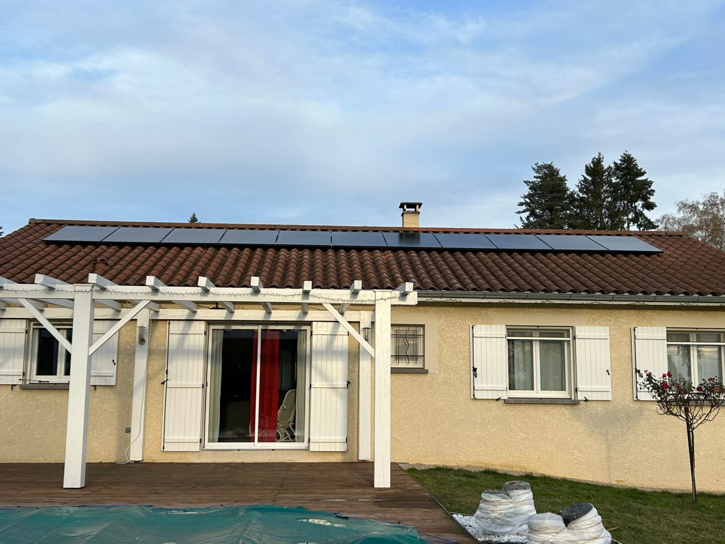 Installation photovoltaïque — Maison avec pergola et piscine, réalisation Protec Energy en Rhône-Alpes