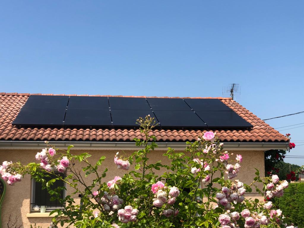Installation photovoltaïque — Maison, panneaux noirs, réalisation Protec Energy en Rhône-Alpes