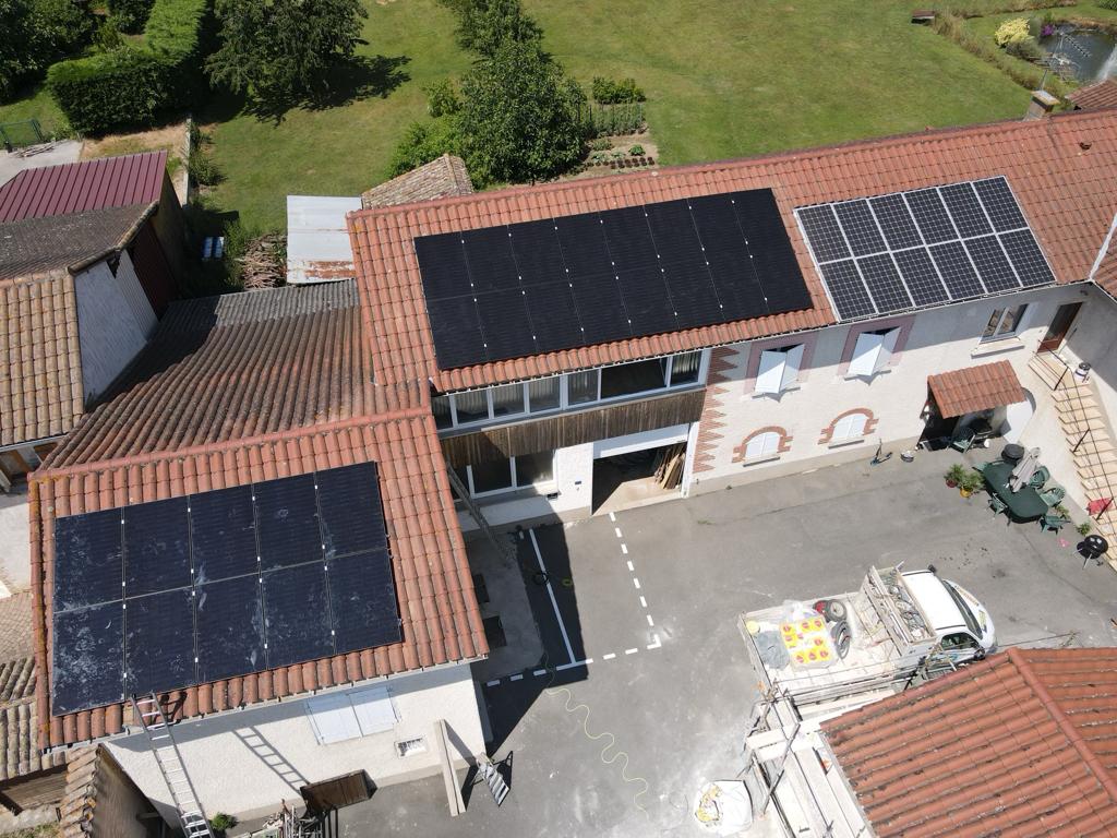 Installation photovoltaïque — Vue aérienne — corps de ferme, réalisation Protec Energy en Rhône-Alpes