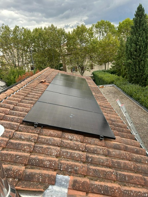 Installation photovoltaïque — Panneaux noirs, toiture tuiles, réalisation Protec Energy en Rhône-Alpes