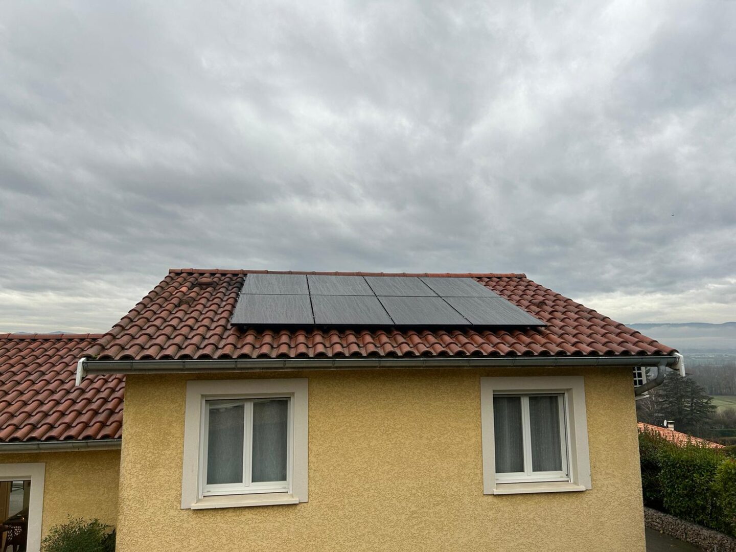 Installation photovoltaïque — Panneaux en toiture, réalisation Protec Energy en Rhône-Alpes