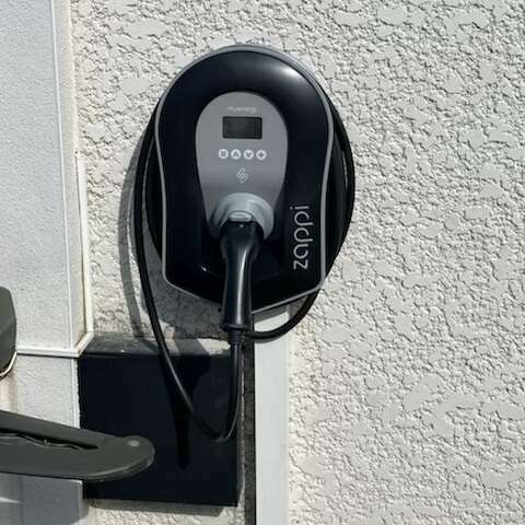 Borne de recharge — Wallbox murale sur façade, réalisation Protec Energy en Rhône-Alpes