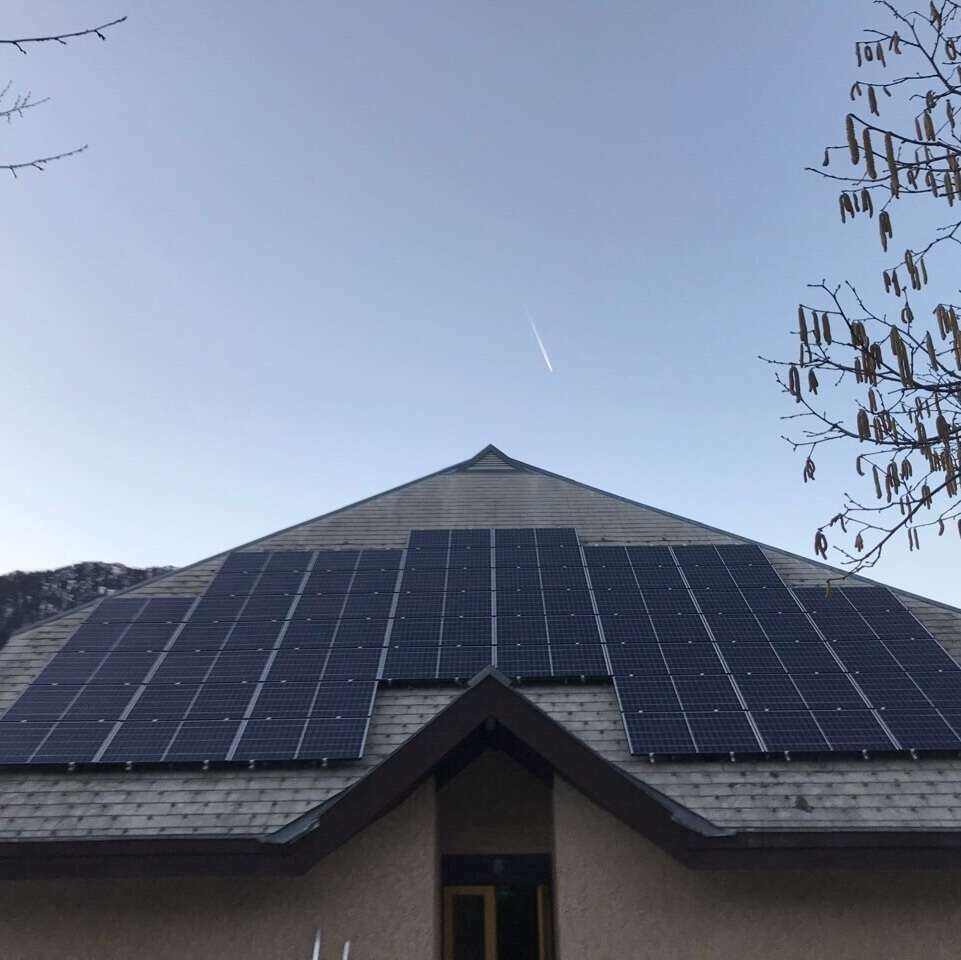 Installation photovoltaïque — Toiture entièrement couverte, réalisation Protec Energy en Rhône-Alpes
