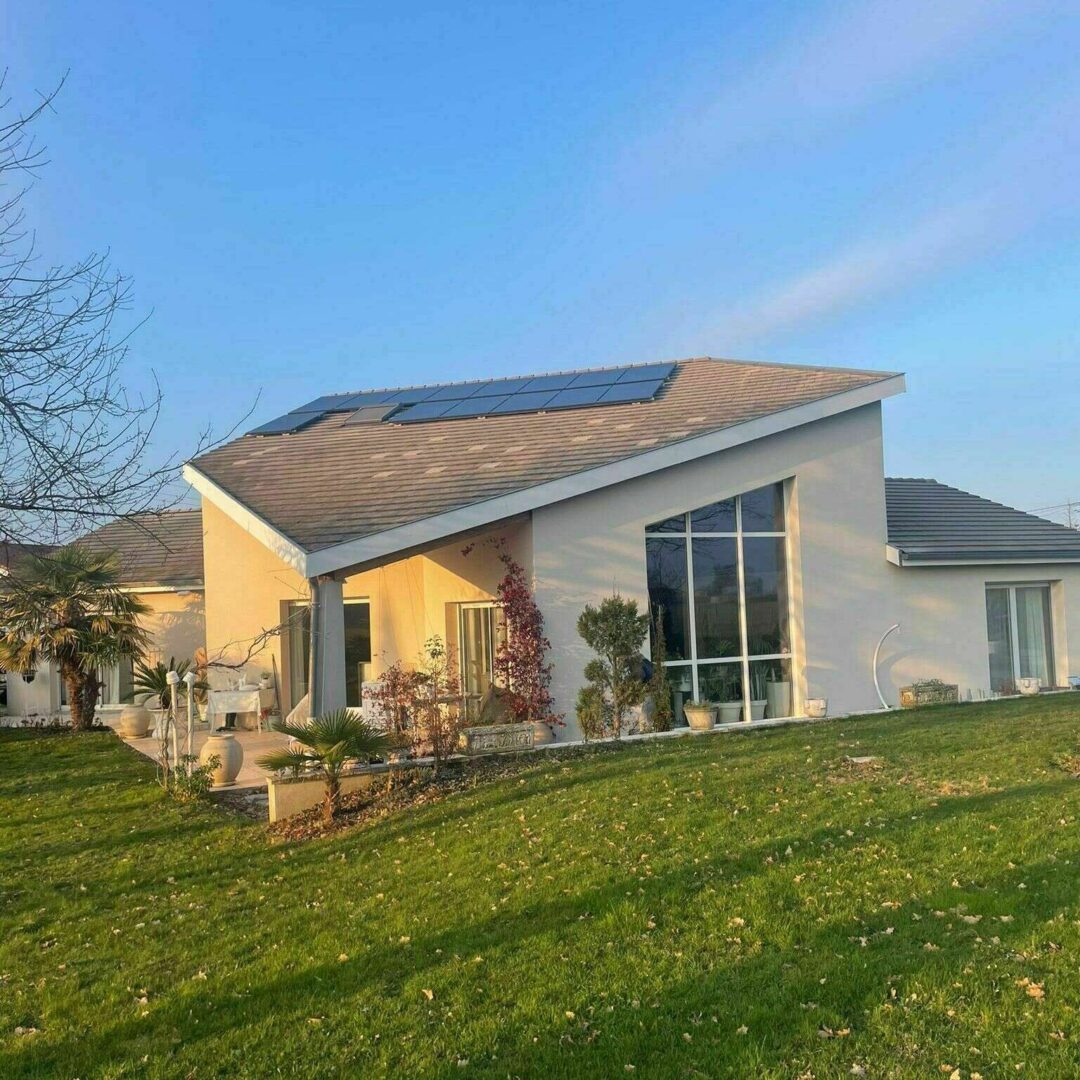 Installation photovoltaïque — Maison moderne, enduit clair, réalisation Protec Energy en Rhône-Alpes