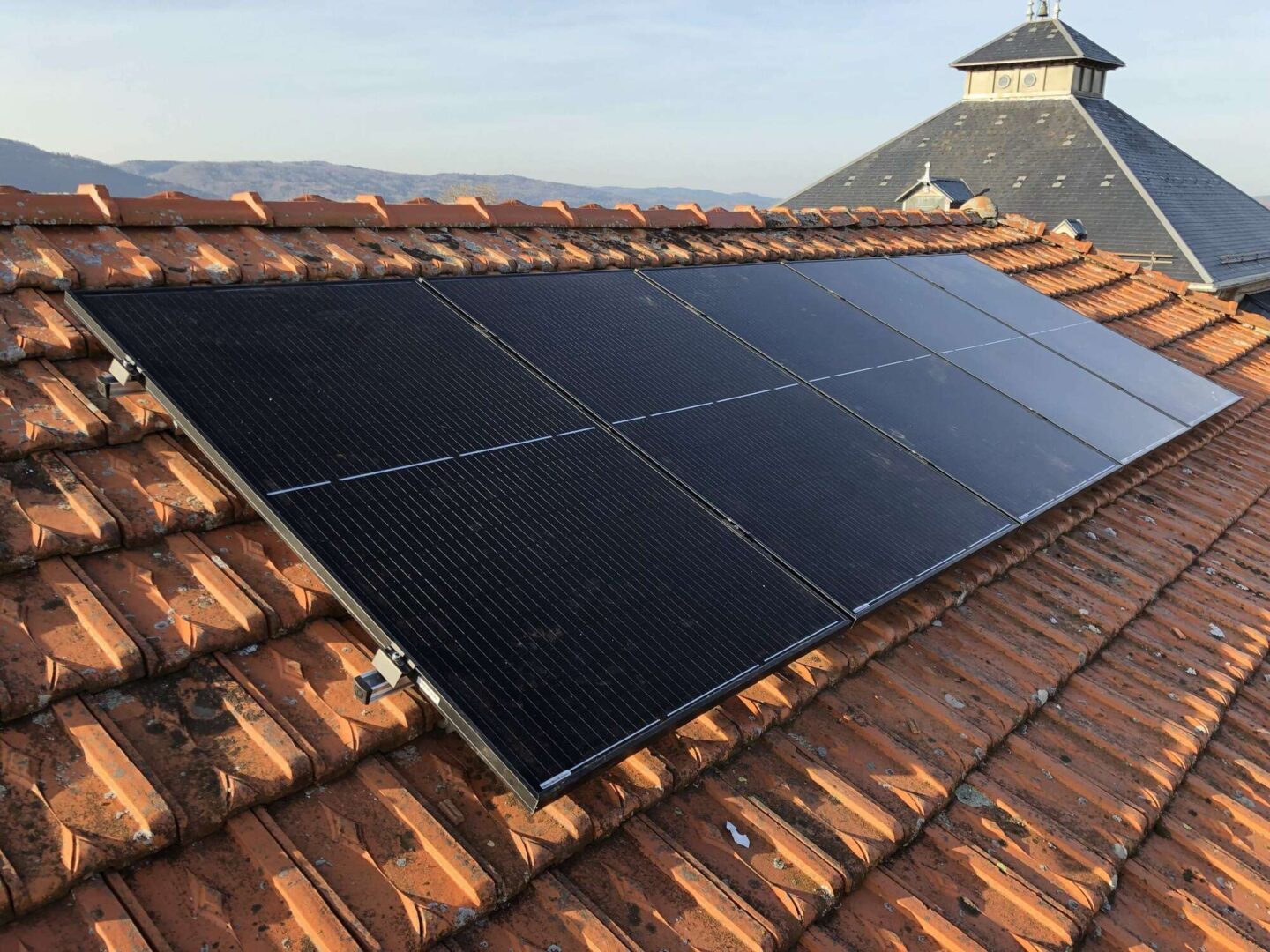 Installation photovoltaïque — Toiture tuiles, réalisation Protec Energy en Rhône-Alpes