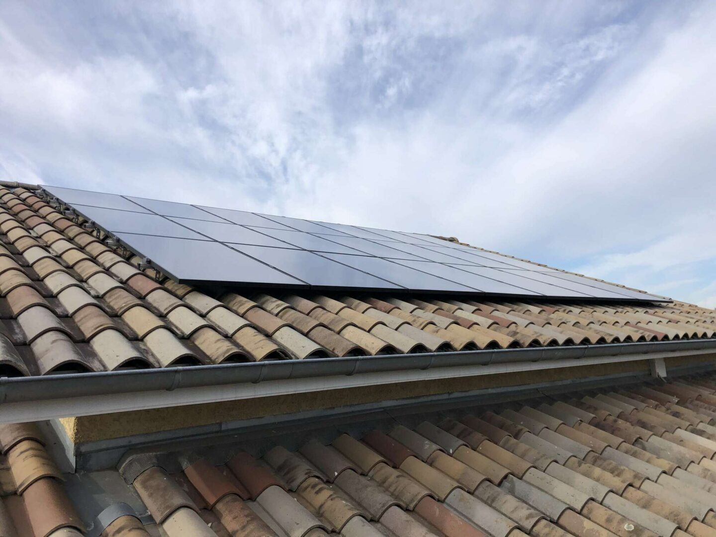 Installation photovoltaïque — Panneaux toiture tuiles, réalisation Protec Energy en Rhône-Alpes
