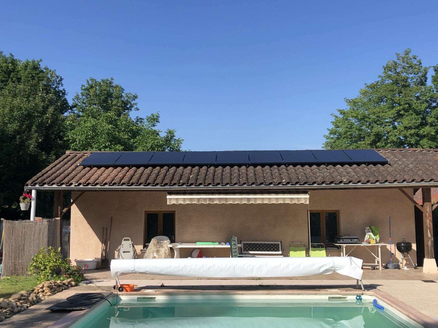 Installation photovoltaïque — Maison avec piscine, réalisation Protec Energy en Rhône-Alpes
