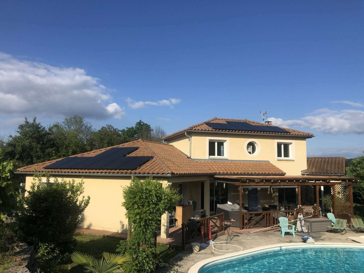 Installation photovoltaïque — Maison avec piscine, réalisation Protec Energy en Rhône-Alpes
