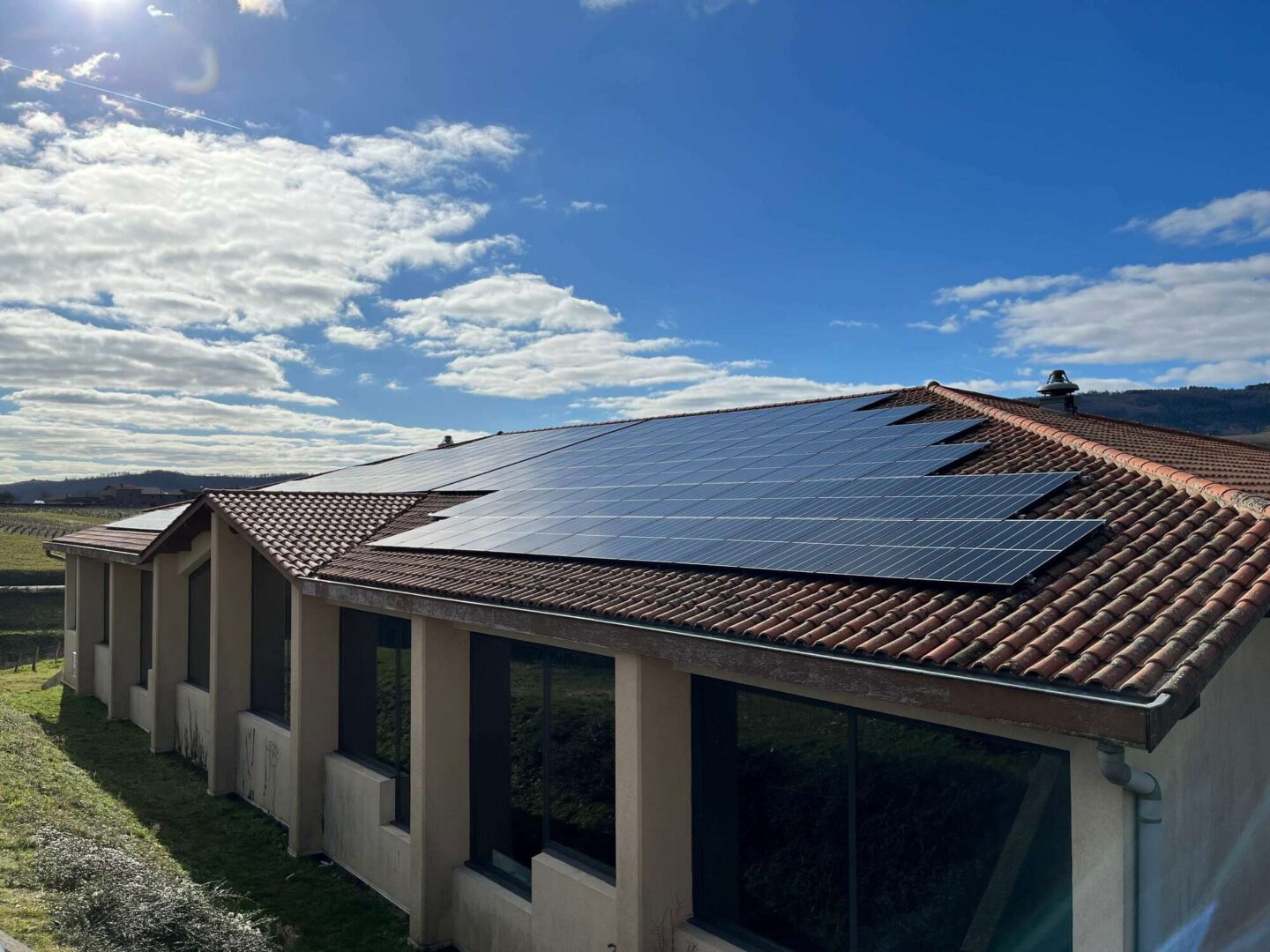 Installation photovoltaïque — Maison contemporaine, toiture tuiles, réalisation Protec Energy en Rhône-Alpes