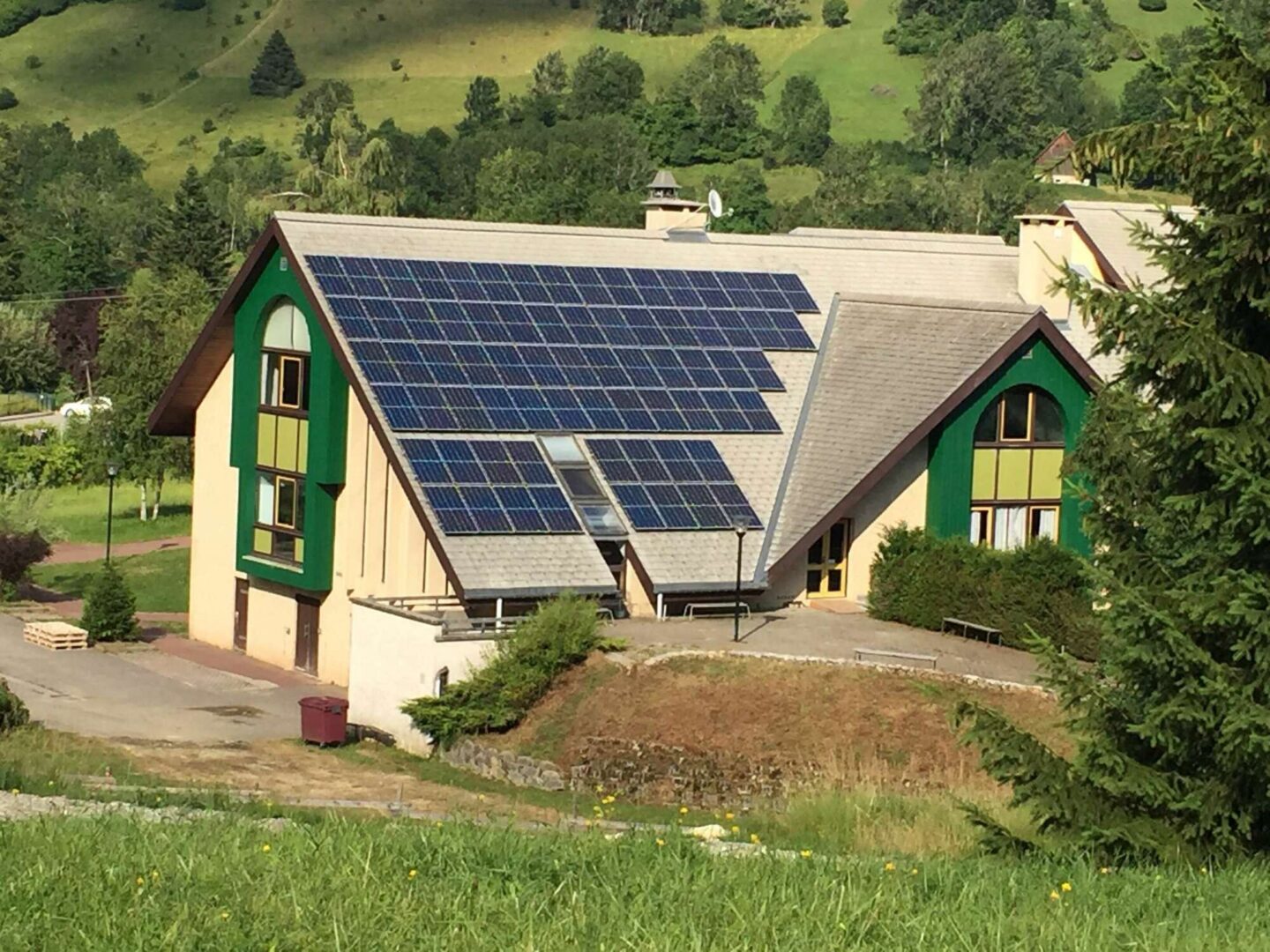 Installation photovoltaïque — Chalet à colombages, montagne, réalisation Protec Energy en Rhône-Alpes