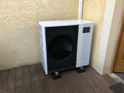 Pompe à chaleur air/eau — Unité extérieure, terrasse bois, réalisation Protec Energy en Rhône-Alpes