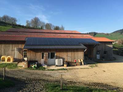 Installation photovoltaïque — Vue aérienne — corps de ferme, réalisation Protec Energy en Rhône-Alpes
