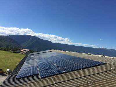 Installation photovoltaïque — Panneaux en toiture, vallée, réalisation Protec Energy en Rhône-Alpes