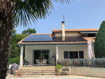 Installation photovoltaïque — Maison avec terrasse, réalisation Protec Energy en Rhône-Alpes