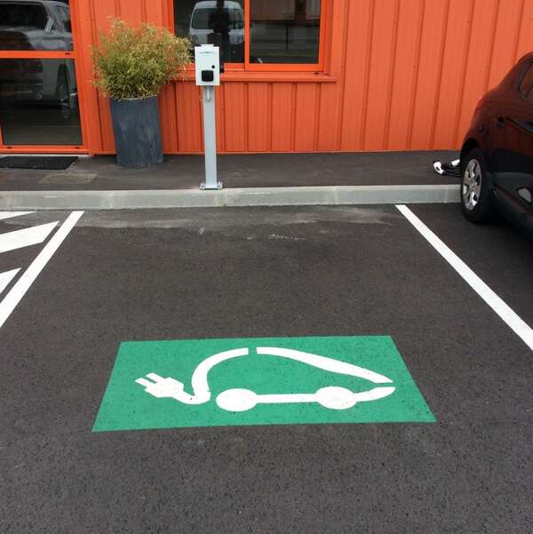 Borne de recharge — Borne sur pied — parking entreprise, réalisation Protec Energy en Rhône-Alpes