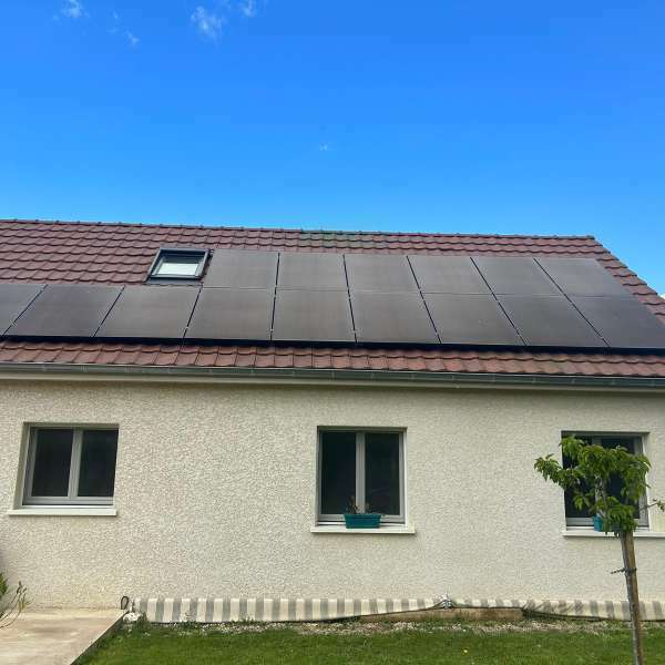 Installation photovoltaïque — Maison blanche avec lucarne, réalisation Protec Energy en Rhône-Alpes