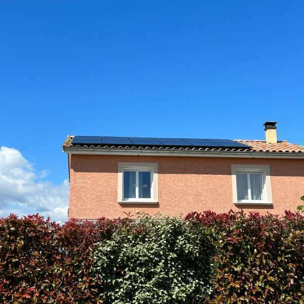 Installation photovoltaïque — Maison enduit rosé, réalisation Protec Energy en Rhône-Alpes