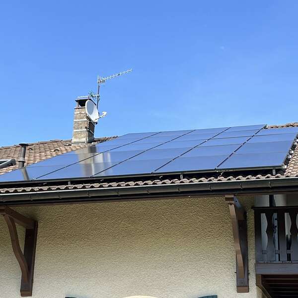 Installation photovoltaïque — Maison sur coteau, réalisation Protec Energy en Rhône-Alpes