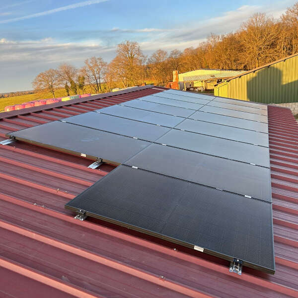 Installation photovoltaïque — Toiture bac acier, bâtiment professionnel, réalisation Protec Energy en Rhône-Alpes