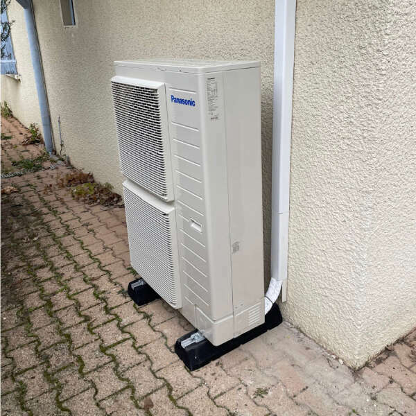 Pompe à chaleur air/eau — Unité extérieure sur pavés, réalisation Protec Energy en Rhône-Alpes