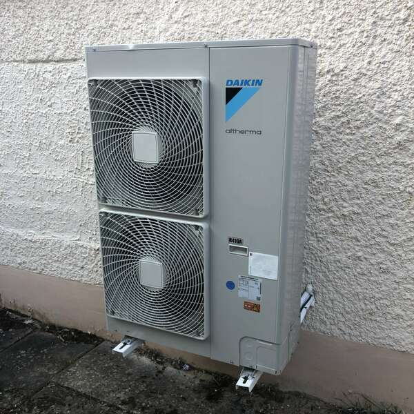 Pompe à chaleur air/eau — Unité extérieure bi-ventilateur, réalisation Protec Energy en Rhône-Alpes