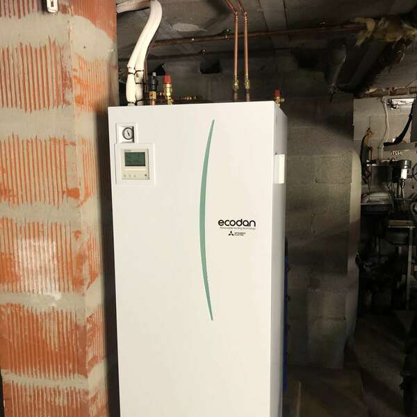 Pompe à chaleur air/eau — Module intérieur en sous-sol, réalisation Protec Energy en Rhône-Alpes
