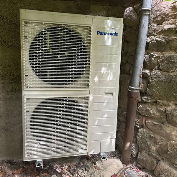 Pompe à chaleur air/eau — Unité extérieure bi-ventilateur, réalisation Protec Energy en Rhône-Alpes