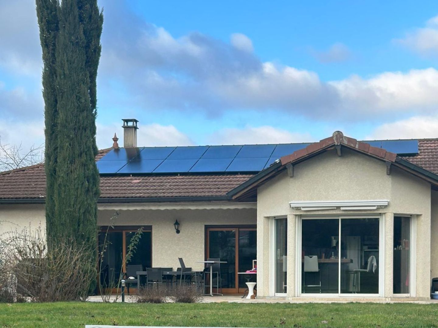 Installation photovoltaïque — Maison avec piscine, réalisation Protec Energy en Rhône-Alpes