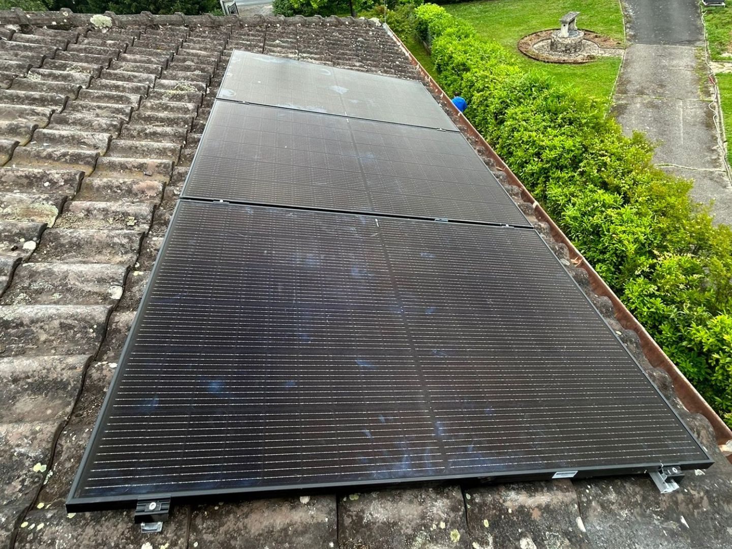 Installation photovoltaïque — Panneaux noirs, toiture tuiles, réalisation Protec Energy en Rhône-Alpes