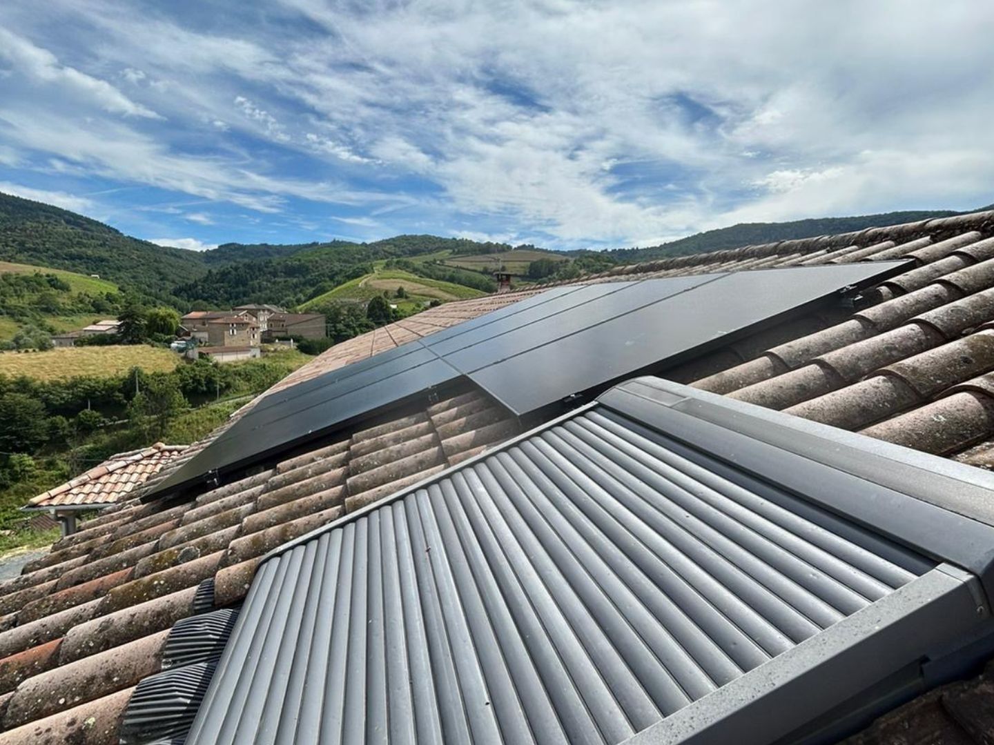 Installation photovoltaïque — Toiture tuiles et bac acier, vue vallée, réalisation Protec Energy en Rhône-Alpes