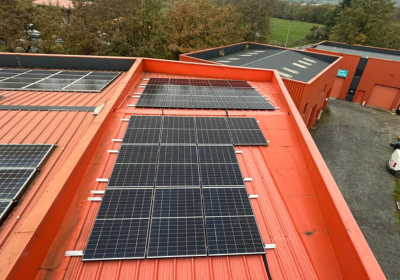 Installation photovoltaïque — Vue aérienne — toiture bac acier, réalisation Protec Energy en Rhône-Alpes