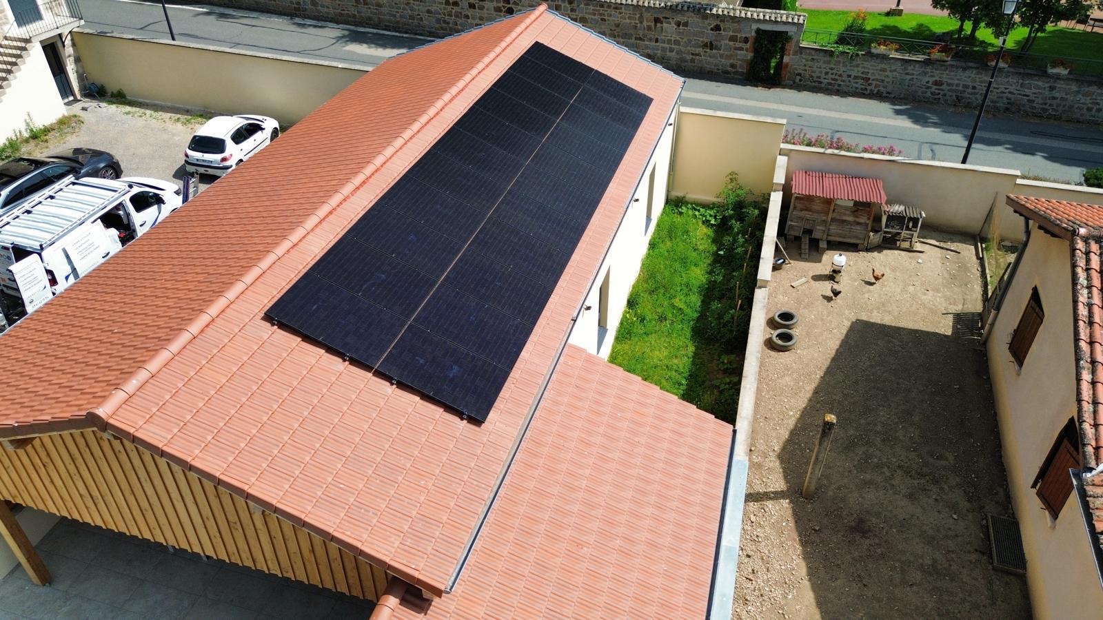 Installation photovoltaïque — Vue aérienne — toiture rouge, réalisation Protec Energy en Rhône-Alpes