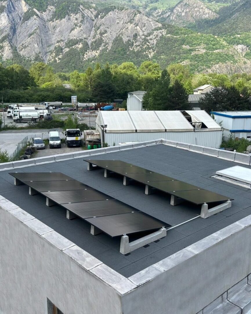 Installation photovoltaïque — Toiture-terrasse, montagnes, réalisation Protec Energy en Rhône-Alpes
