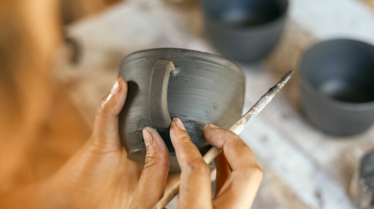 Atelier de création d'une tasse en céramique pour un cadeau de noël fait main et responsable.