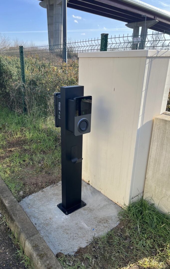 Borne de recharge IRVE Autel installée sur parking d'entreprise par Protec Energy dans le cadre d'une mise en conformité Loi LOM 2025 en Rhône-Alpes