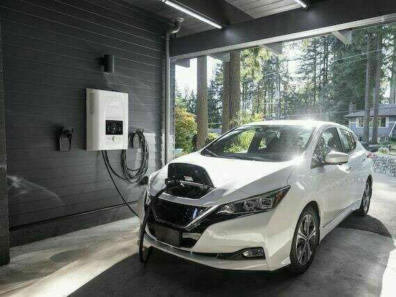 Voiture électrique en cours de recharge dans un garage privé sur borne murale, configuration typique d'une borne résidentielle Protec Energy