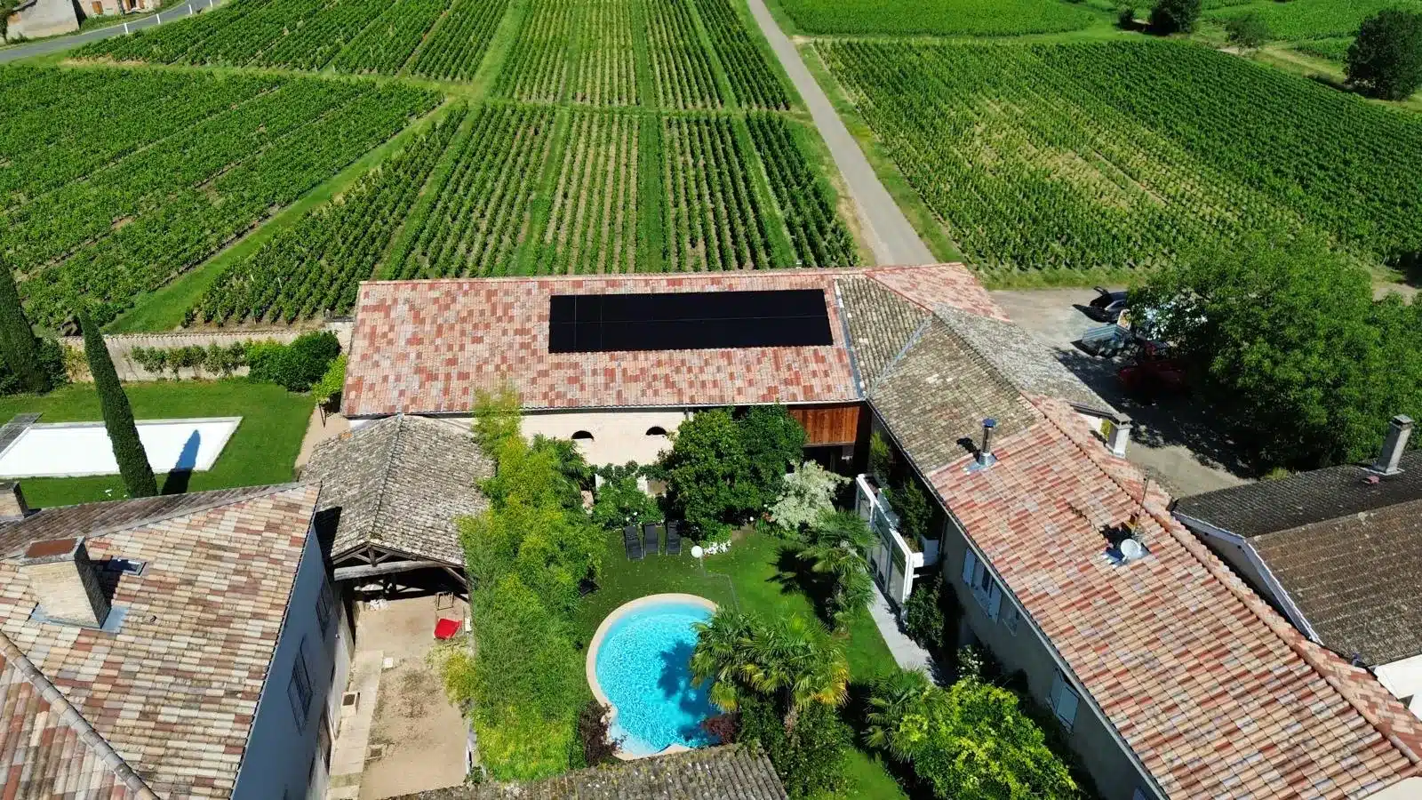 Installation photovoltaïque sur un domaine viticole du Beaujolais par Protec Energy, vue drone