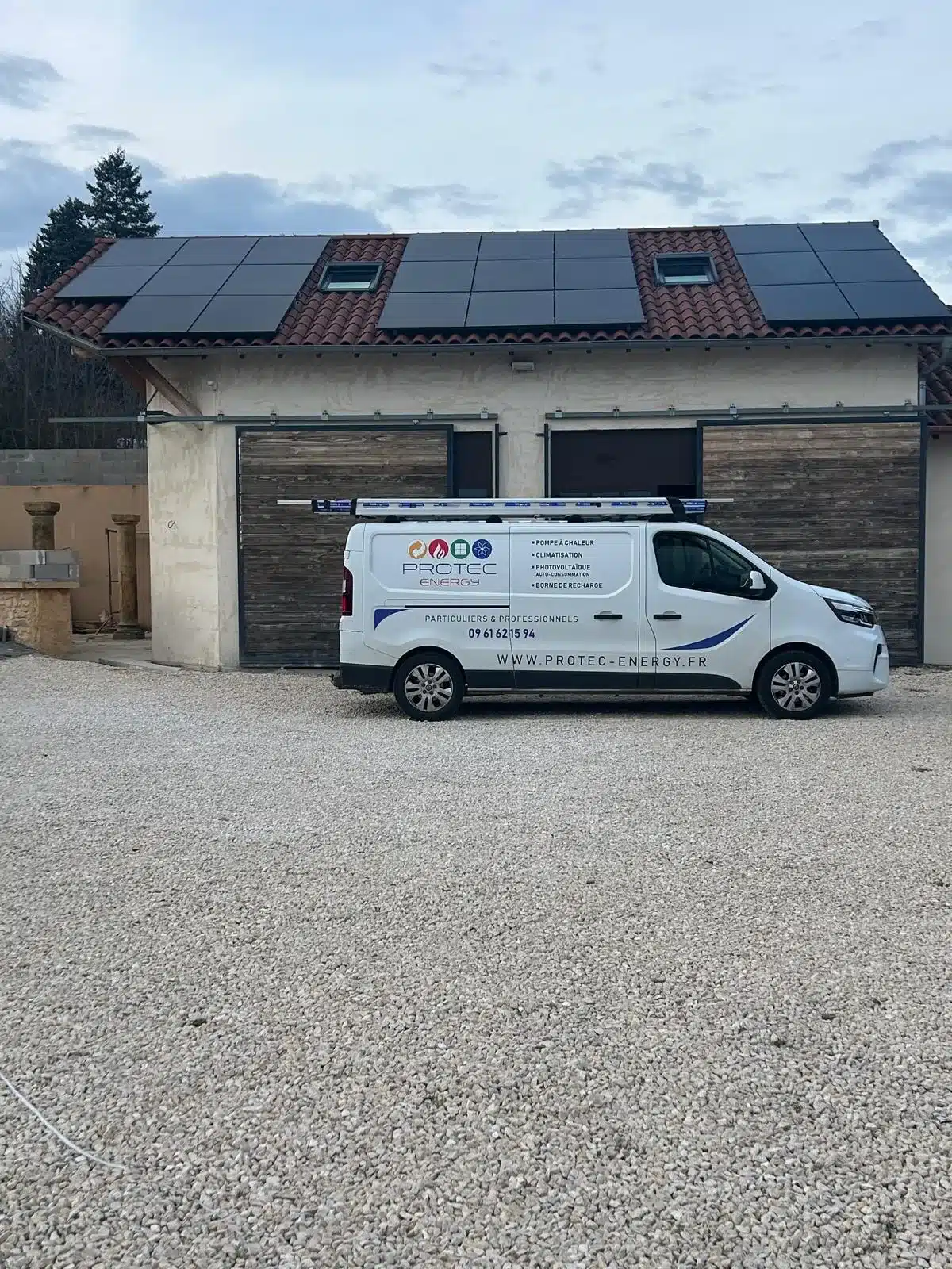 Camion Protec Energy sur un chantier d installation de panneaux solaires à Charnay-lès-Mâcon, secteur de Mâcon