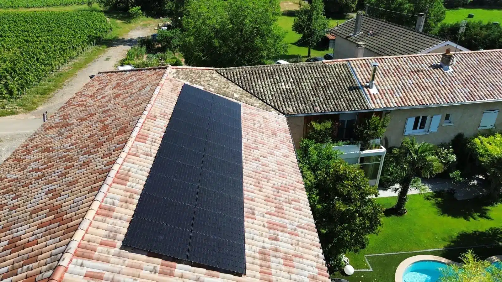 Installation photovoltaïque sur une maison dans le Beaujolais par Protec Energy, vue drone